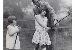 Francis Ouimet enseñando a sus hijas