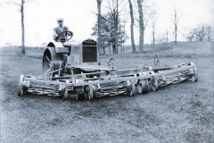 Toro desarrolló la maquina de golf en 1919 juntando 5 segadoras al frente de un tractor